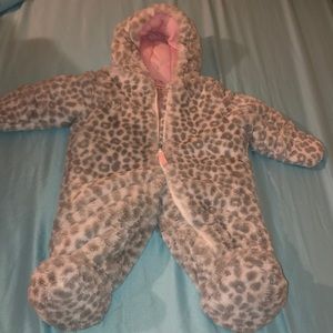 Carter’s snowsuit 6-9 months in great condition worn once